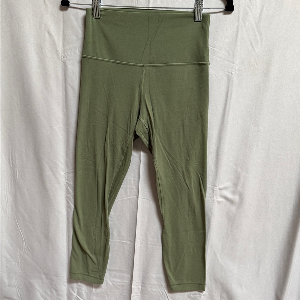 Lululemon Align High-Rise Crop 23"
Size: 6
Bronze Green
P20